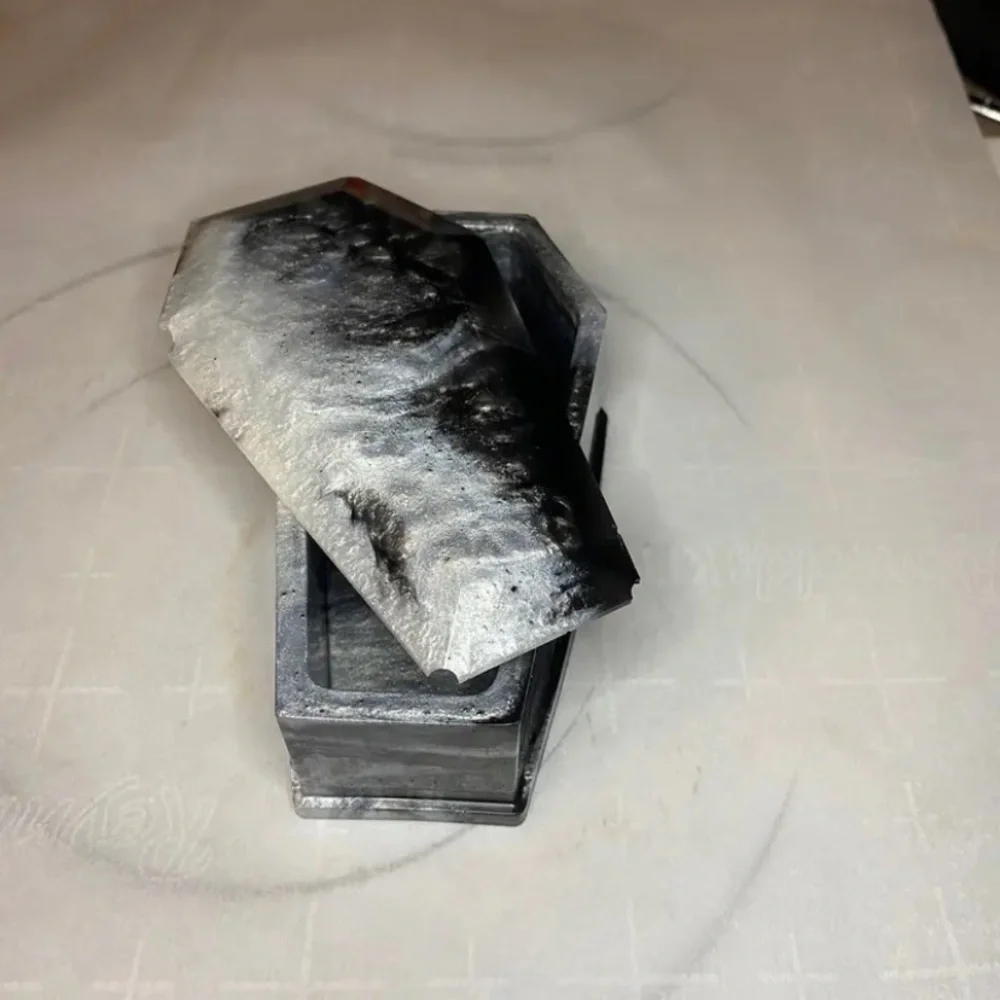 Resin coffin with a lid